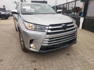 Toyota Highlander XLE 4x4 V6 (3.5L 6cyl 8A) 2018 Silver