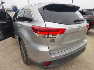 Toyota Highlander XLE 4x4 V6 (3.5L 6cyl 8A) 2018 Silver