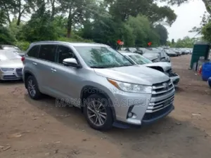 Toyota Highlander XLE 4x4 V6 (3.5L 6cyl 8A) 2017 Gray