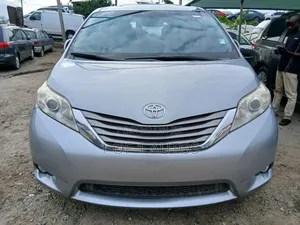 Toyota Sienna XLE Premium 7-Passenger 4dr Minivan AWD (3.5L 6cyl 6A)