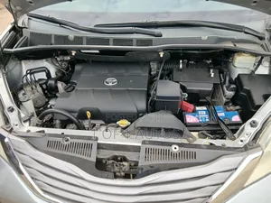 Toyota Sienna XLE Premium 7-Passenger 4dr Minivan AWD (3.5L 6cyl 6A)