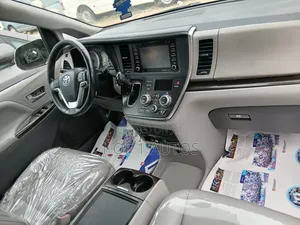 Toyota Sienna XLE AWD 2019 Gray