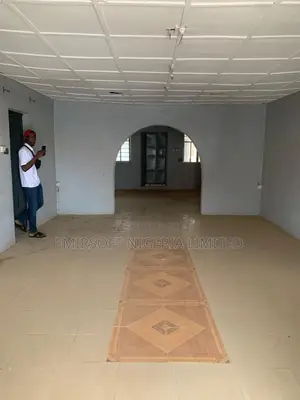 8bdrm Bungalow in Apata for sale