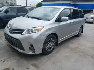 Toyota Sienna XLE AWD 2019 Silver