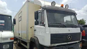 Mercedes Benz 814 Container