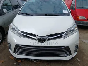 Toyota Sienna XLE 7-Passenger AWD 2021 White