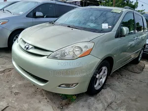 Toyota Sienna LE 8 Passenger 2010 Green