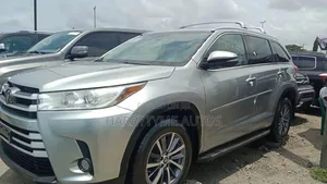 Toyota Highlander XLE 4x2 V6 (3.5L 6cyl 8A) 2018 Silver