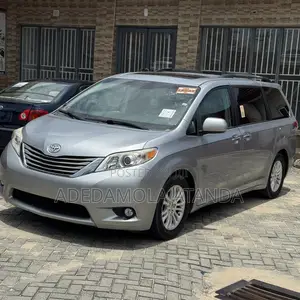 Toyota Sienna XLE 8 Passenger 2012 Silver