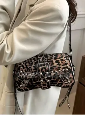 Trendy Leopard Designed Handbag