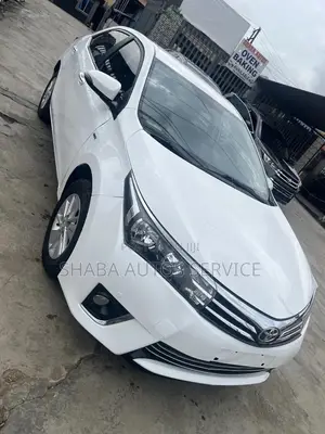 Toyota Corolla XLE 4dr Sedan (1.8L 4cyl CVT) 2017 White