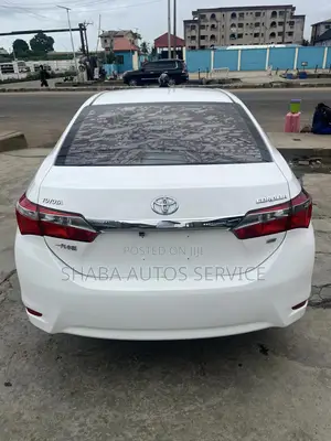 Toyota Corolla XLE 4dr Sedan (1.8L 4cyl CVT) 2017 White