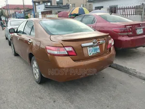 Toyota Camry LE 4dr Sedan (2.4L 4cyl 5A) 2009 Gold