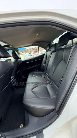 Toyota Camry XLE FWD 2020 White