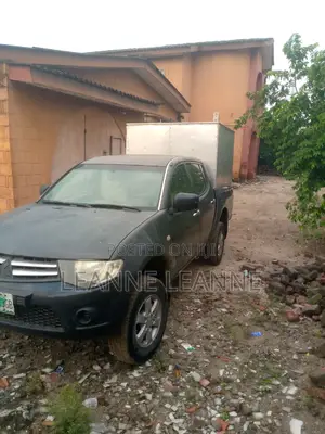 Mitsubishi L200 2000 Green