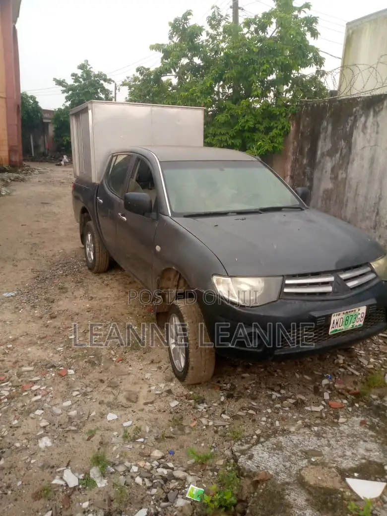 Mitsubishi L200 2000 Green
