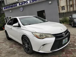 Toyota Camry SE w/Special Edition Pkg (2.5L 4cyl 6A) 2016 Off white