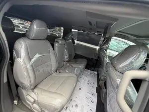 Toyota Sienna XLE Premium 8-Passenger 4dr Minivan (3.5L 6cyl 6A) 2015