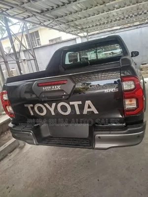 New Toyota Hilux 2025 Black