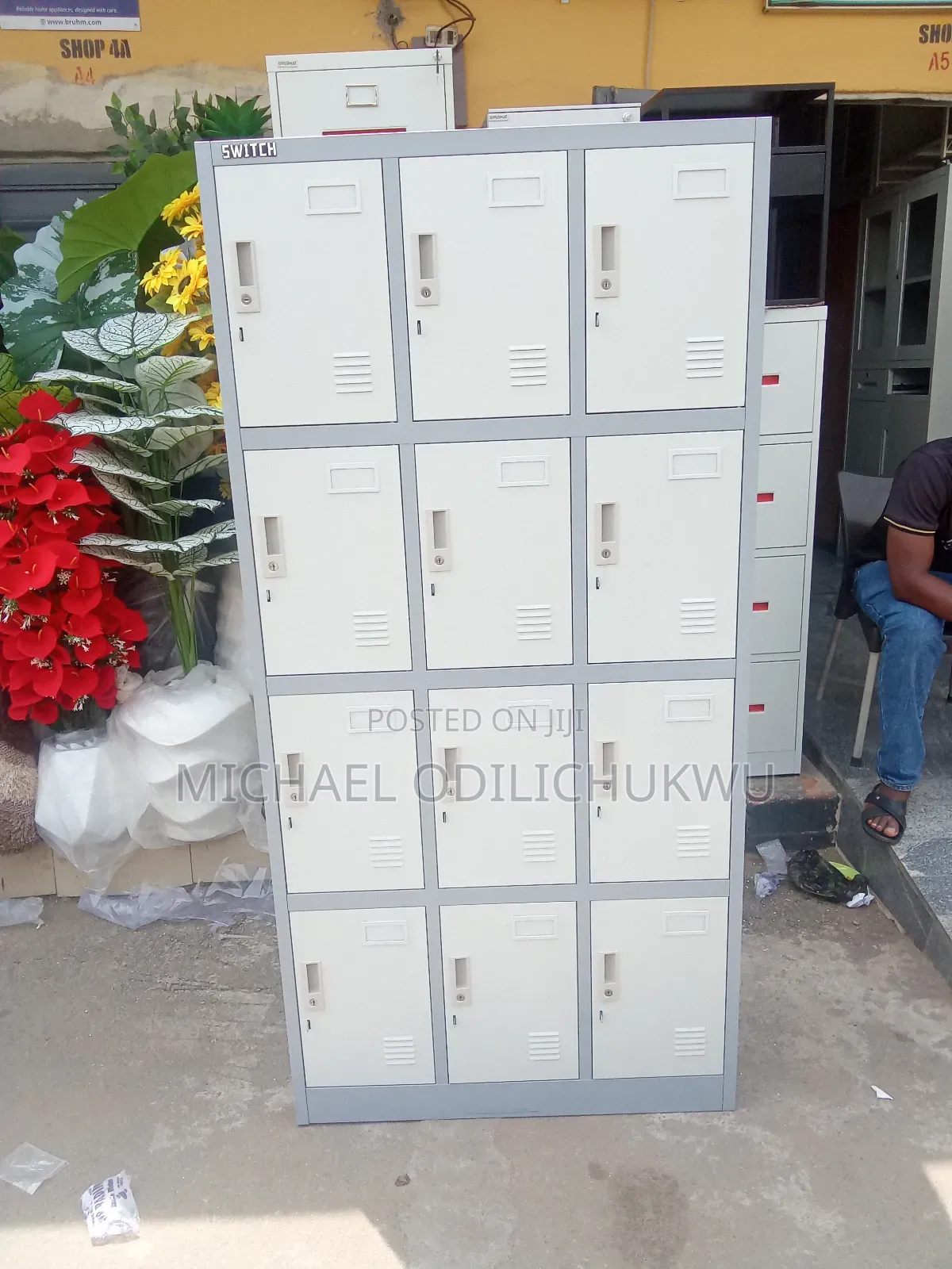 12 Door Storage Locker