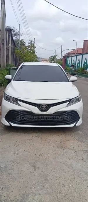 Toyota Camry SE FWD (2.5L 4cyl 8AM) 2018 White