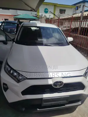 Toyota RAV4 2021 White