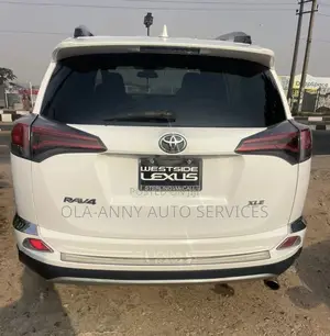 Toyota RAV4 XLE AWD (2.5L 4cyl 6A) 2017 White