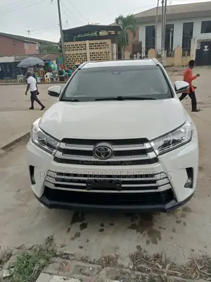Toyota Highlander XLE 4x4 V6 (3.5L 6cyl 8A) 2017 White