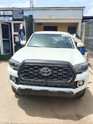 Toyota Tacoma SR5 2018 White