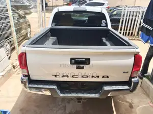 Toyota Tacoma SR5 2018 White