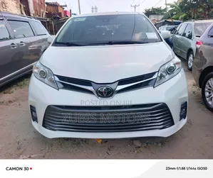 Toyota Sienna XLE Premium 8 Passenger FWD 2020 White