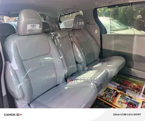 Toyota Sienna XLE Premium 8 Passenger FWD 2020 White