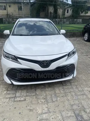 Toyota Camry LE (2.5L 4cyl 8A) 2019 White