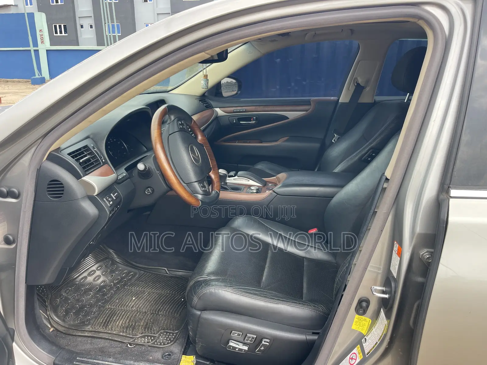 Lexus LS 2019 Gold