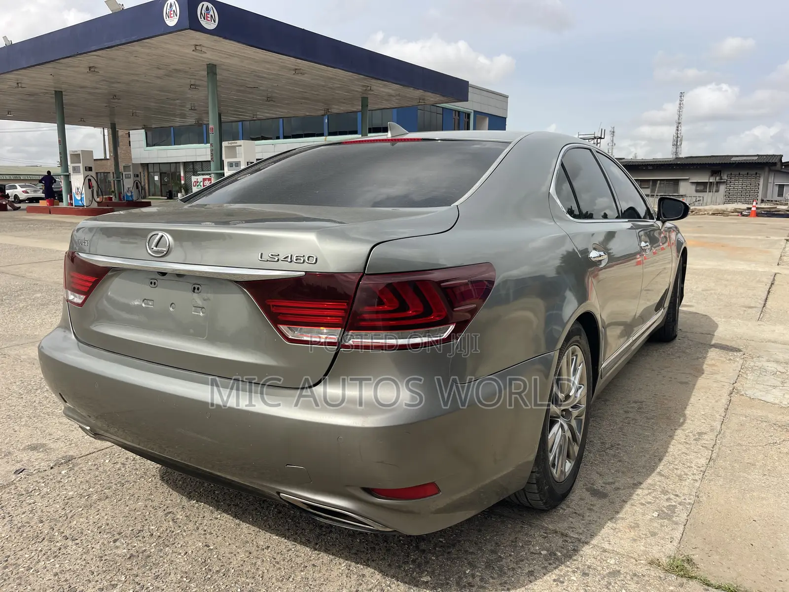 Lexus LS 2019 Gold