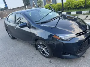 Toyota Corolla LE (1.8L 4cyl 2A) 2018 Blue