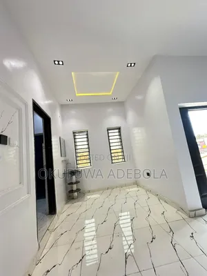4bdrm Apartment in Ologuneru for sale