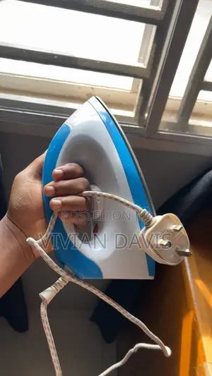 Emouliness Pressing Iron (Neatly Used)
