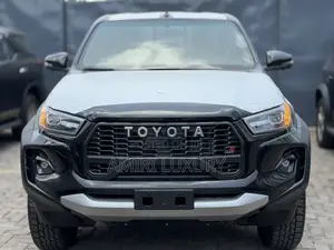 New Toyota Hilux 2025 Black