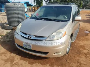 Toyota Sienna 2006 Gold
