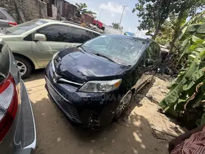 Toyota Sienna XLE AWD (3.5L 6cyl 8A) 2018 Blue