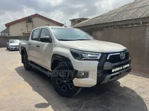 Toyota Hilux Revo Double Cab Petrol 2.7 RWD 2018 White
