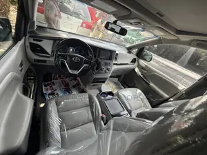 Toyota Sienna XLE 8-Passenger 4dr Minivan (3.5L 6cyl 6A) 2015 Silver