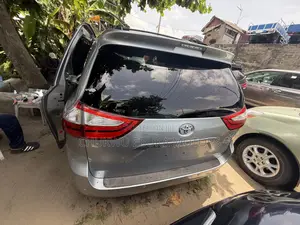 Toyota Sienna XLE 8-Passenger 4dr Minivan (3.5L 6cyl 6A) 2015 Silver