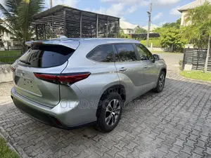 Toyota Highlander XLE FWD 2023 Silver
