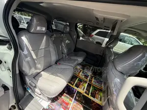 Toyota Sienna XLE Premium 8 Passenger FWD 2020 White
