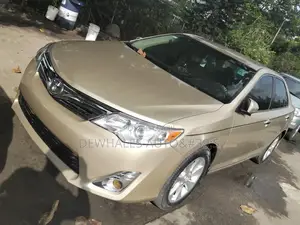 Toyota Camry XLE 4dr Sedan (2.5L 4cyl 6A) 2013 Gold