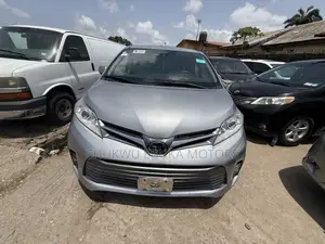 Toyota Sienna XLE AWD (3.5L 6cyl 8A) 2018 Silver