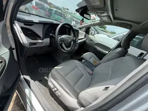 Toyota Sienna XLE AWD (3.5L 6cyl 8A) 2018 Silver
