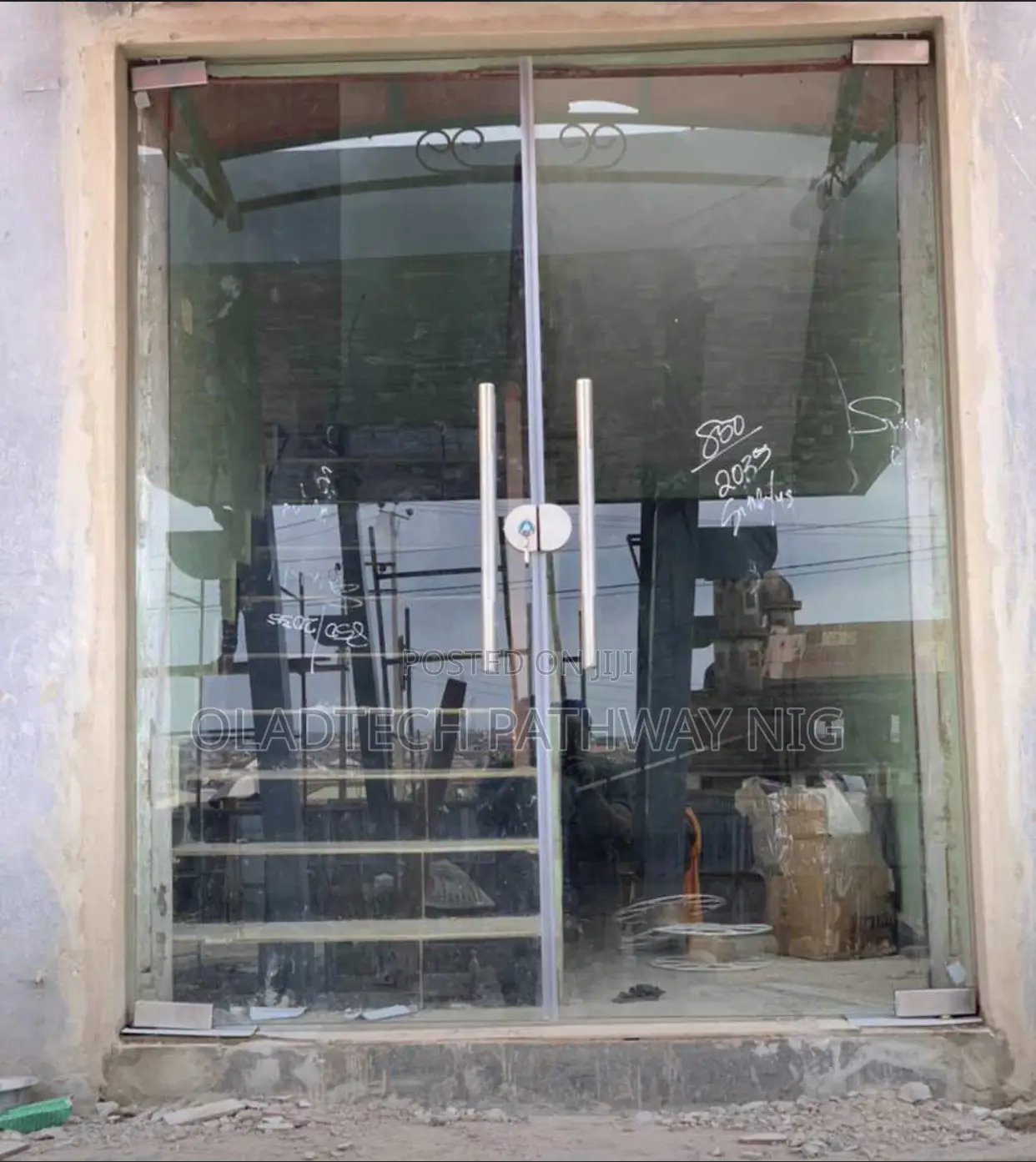 Frameless Glass Door Patio